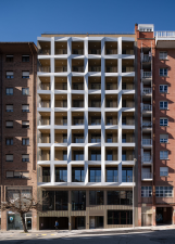 32 apartamentos VPO de alquiler para mayores de 60 y personas con discapacidad y locales municipales en Azpilagaña (Pamplona)