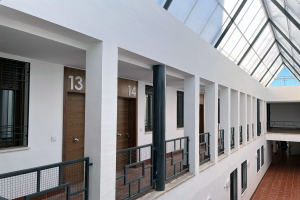 Rehabilitación de edificio sin uso para promoción de residencia habitual y permanente en alquiler social, para colectivos vulnerables (tercera edad) en equipamiento asistencial.