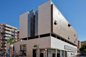 72 habitação intergeracional, centro de saúde e centro de dia na Plaza. Of America, Alicante